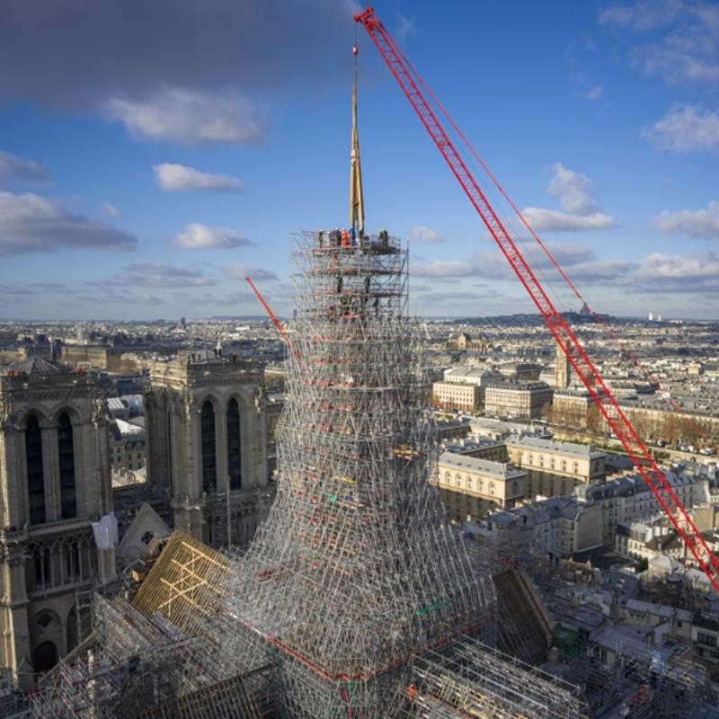 La nouvelle flèche de Notre-Dame de Paris en cours de restauration, s’élevant au-dessus des échafaudages.